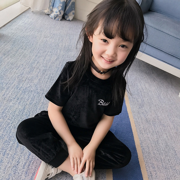 Κομψό αθλητικό βελούδινο σετ - μακρύ παντελόνι και μπλούζα με κοντά μανίκια με ενδιαφέρουσα υποστήριξη