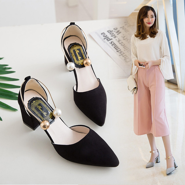 Уникални обувки на дебел висок ток и перлена закопчалка около глезена