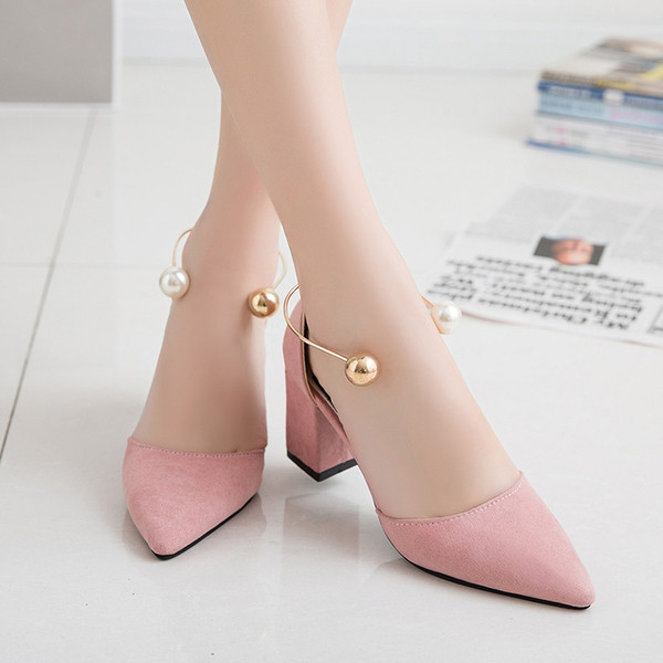 Уникални обувки на дебел висок ток и перлена закопчалка около глезена