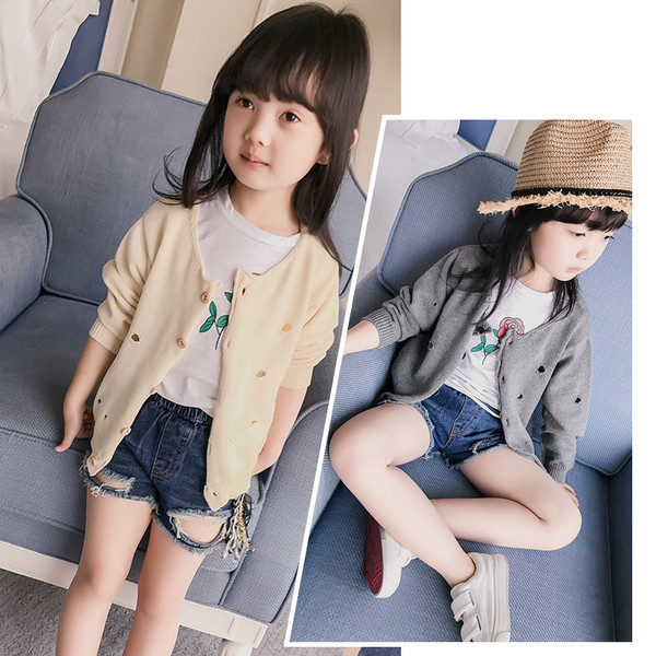 Μοντέρνο πλεκτό πουλόβερ με τρύπες σε γκρι και απαλό κίτρινο χρώμα