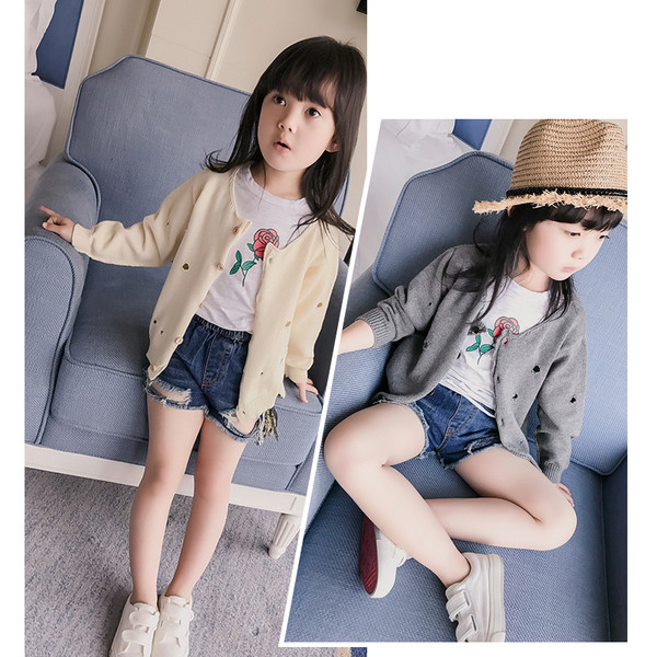 Μοντέρνο πλεκτό πουλόβερ με τρύπες σε γκρι και απαλό κίτρινο χρώμα