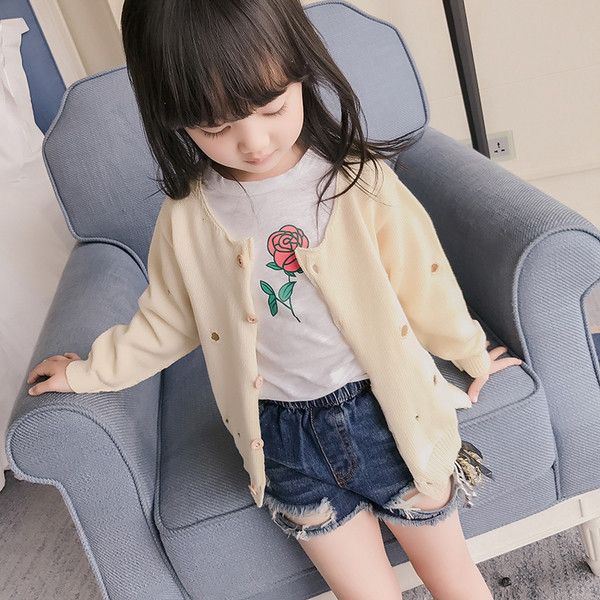 Μοντέρνο πλεκτό πουλόβερ με τρύπες σε γκρι και απαλό κίτρινο χρώμα