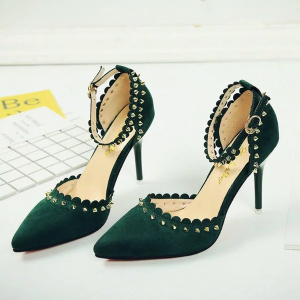 Много модерни дамски обувки на висок ток със златисти нитове