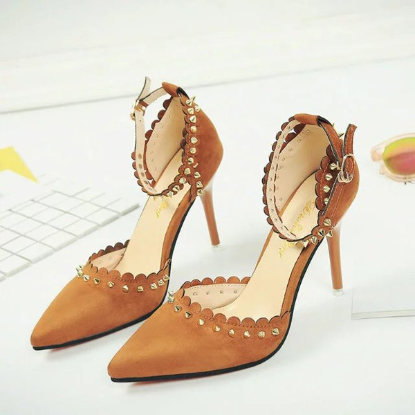 Много модерни дамски обувки на висок ток със златисти нитове