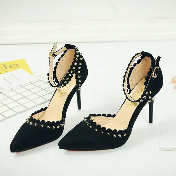 Много модерни дамски обувки на висок ток със златисти нитове