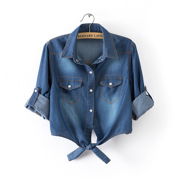 Οι σύγχρονες γυναίκες δεμένα πάνω από το πουκάμισο ομφαλό τζιν