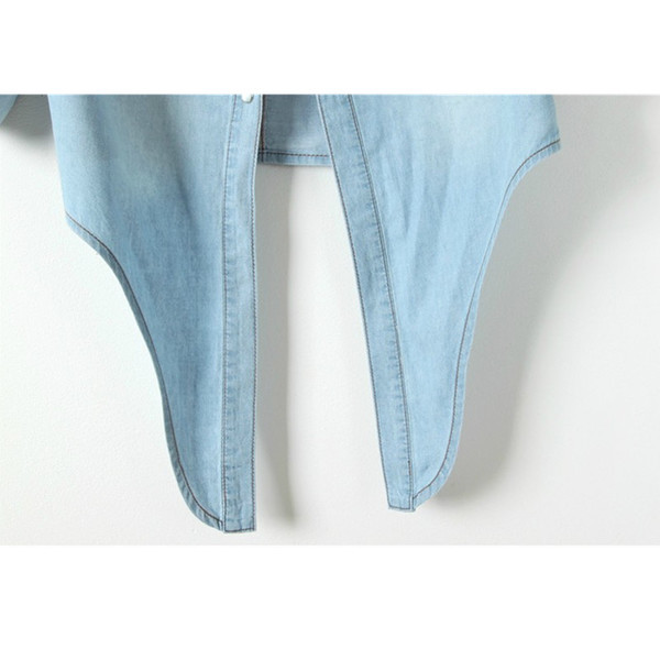 Οι σύγχρονες γυναίκες δεμένα πάνω από το πουκάμισο ομφαλό τζιν