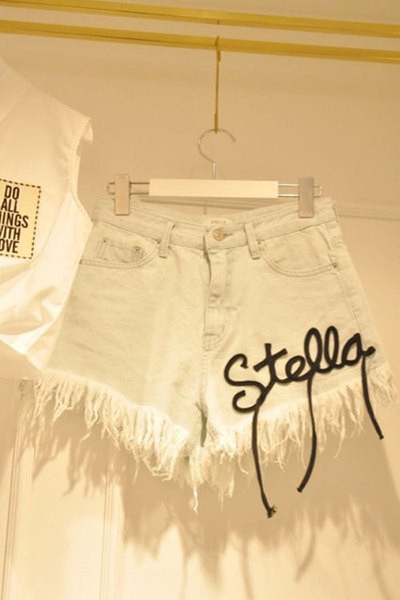 Σύγχρονη σορτς σύντομη τζιν με βλεφαρίδες και λεζάντα