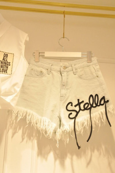 Σύγχρονη σορτς σύντομη τζιν με βλεφαρίδες και λεζάντα