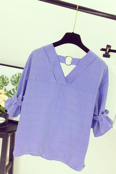 Карирана дамска блуза с широк ръкав и V-образно деколте