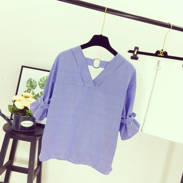 Карирана дамска блуза с широк ръкав и V-образно деколте