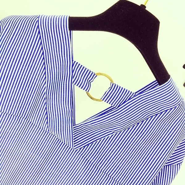 Карирана дамска блуза с широк ръкав и V-образно деколте