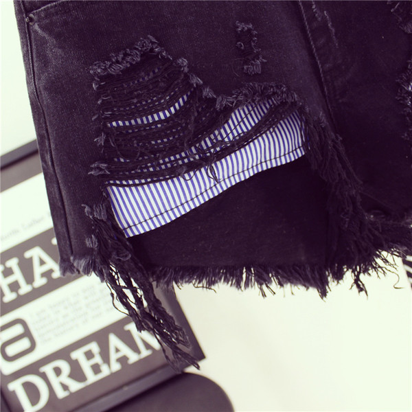 Много красиви къси дамски шорти с реснички