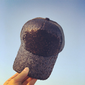 Οι γυναίκες του μπέιζμπολ καπέλα με glitter σε πολλά διαφορετικά μοντέλα