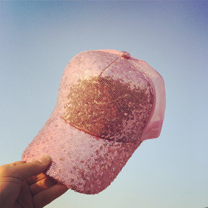 Οι γυναίκες του μπέιζμπολ καπέλα με glitter σε πολλά διαφορετικά μοντέλα