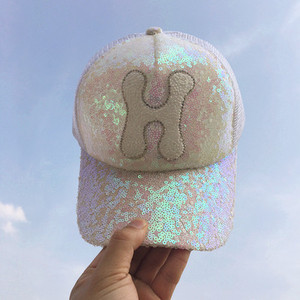 Οι γυναίκες του μπέιζμπολ καπέλα με glitter σε πολλά διαφορετικά μοντέλα