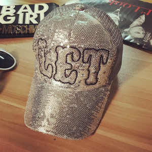 Οι γυναίκες του μπέιζμπολ καπέλα με glitter σε πολλά διαφορετικά μοντέλα