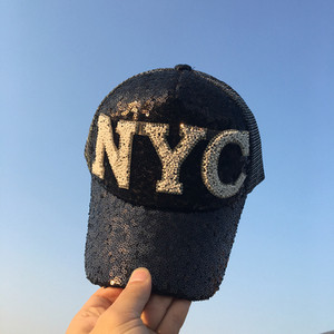 Οι γυναίκες του μπέιζμπολ καπέλα με glitter σε πολλά διαφορετικά μοντέλα