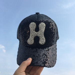 Οι γυναίκες του μπέιζμπολ καπέλα με glitter σε πολλά διαφορετικά μοντέλα