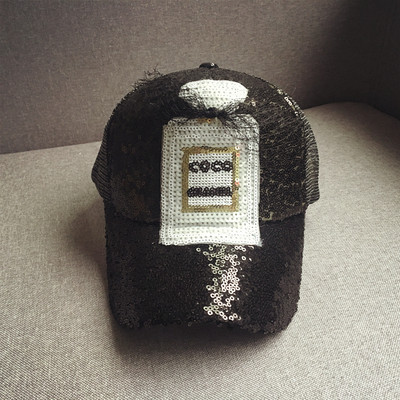 Οι γυναίκες του μπέιζμπολ καπέλα με glitter σε πολλά διαφορετικά μοντέλα