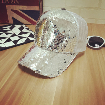 Οι γυναίκες του μπέιζμπολ καπέλα με glitter σε πολλά διαφορετικά μοντέλα