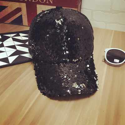 Οι γυναίκες του μπέιζμπολ καπέλα με glitter σε πολλά διαφορετικά μοντέλα