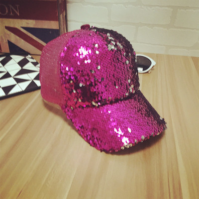 Οι γυναίκες του μπέιζμπολ καπέλα με glitter σε πολλά διαφορετικά μοντέλα