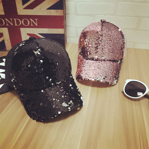 Οι γυναίκες του μπέιζμπολ καπέλα με glitter σε πολλά διαφορετικά μοντέλα