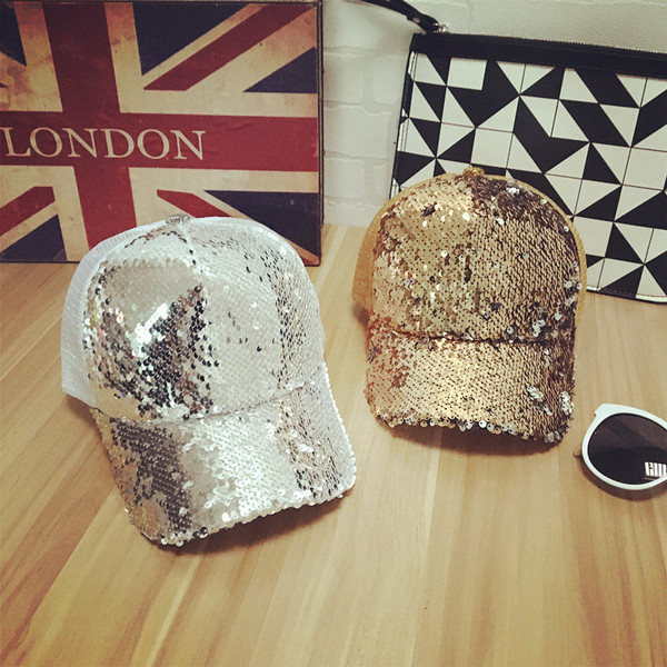 Οι γυναίκες του μπέιζμπολ καπέλα με glitter σε πολλά διαφορετικά μοντέλα