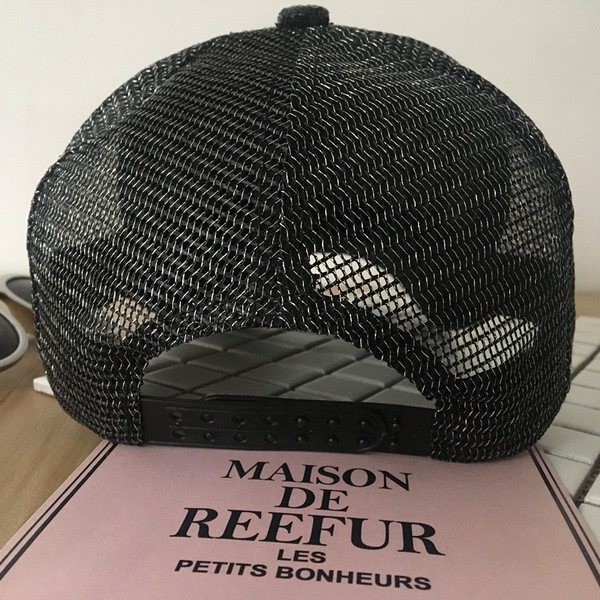 Οι γυναίκες του μπέιζμπολ καπέλα με glitter σε πολλά διαφορετικά μοντέλα