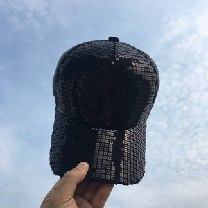 Καπέλες καλύπτονται από λαμπερά πούλιες και πολλά διαφορετικά μοντέλα