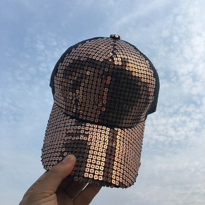 Καπέλες καλύπτονται από λαμπερά πούλιες και πολλά διαφορετικά μοντέλα