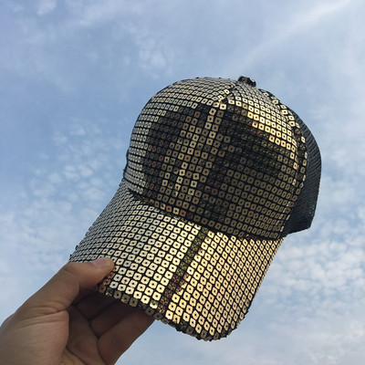 Καπέλες καλύπτονται από λαμπερά πούλιες και πολλά διαφορετικά μοντέλα