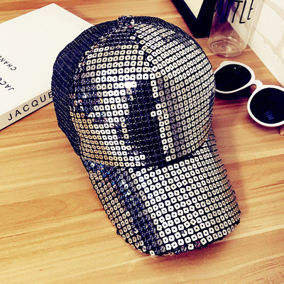 Καπέλες καλύπτονται από λαμπερά πούλιες και πολλά διαφορετικά μοντέλα