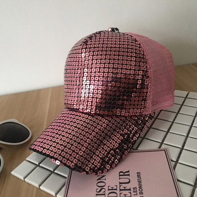 Καπέλες καλύπτονται από λαμπερά πούλιες και πολλά διαφορετικά μοντέλα