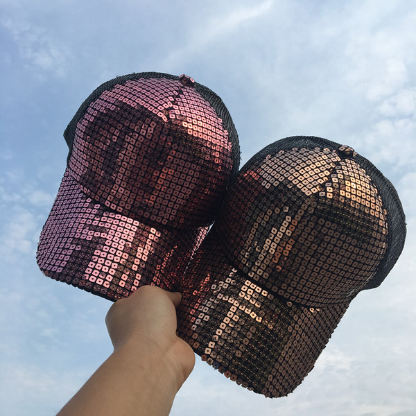 Καπέλες καλύπτονται από λαμπερά πούλιες και πολλά διαφορετικά μοντέλα