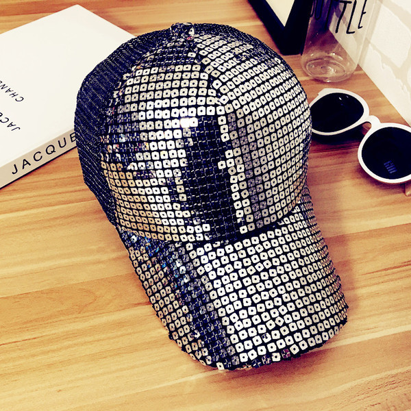 Καπέλες καλύπτονται από λαμπερά πούλιες και πολλά διαφορετικά μοντέλα