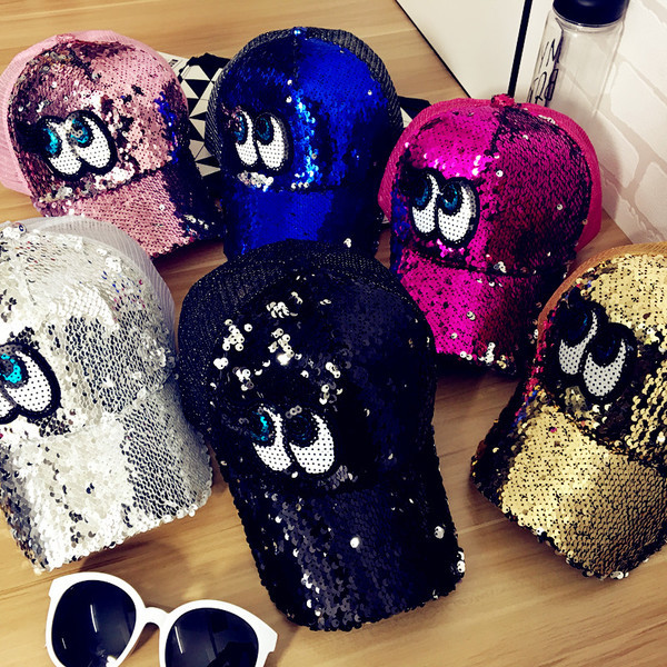 Μεγάλη pillbox με πολλά ενδιαφέροντα μάτια των πούλιες και πίσω πλέγμα