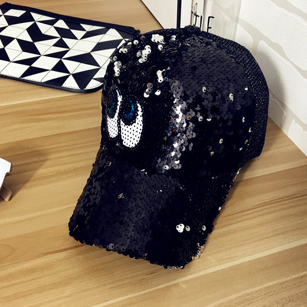 Μεγάλη pillbox με πολλά ενδιαφέροντα μάτια των πούλιες και πίσω πλέγμα