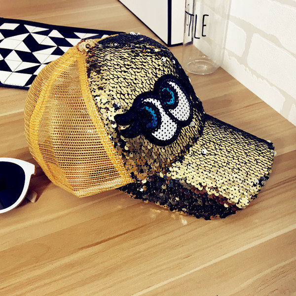 Μεγάλη pillbox με πολλά ενδιαφέροντα μάτια των πούλιες και πίσω πλέγμα