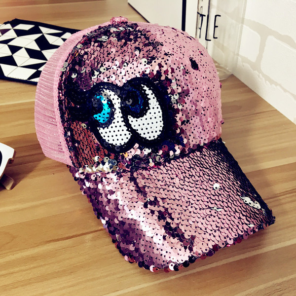 Μεγάλη pillbox με πολλά ενδιαφέροντα μάτια των πούλιες και πίσω πλέγμα