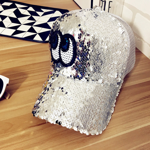 Μεγάλη pillbox με πολλά ενδιαφέροντα μάτια των πούλιες και πίσω πλέγμα