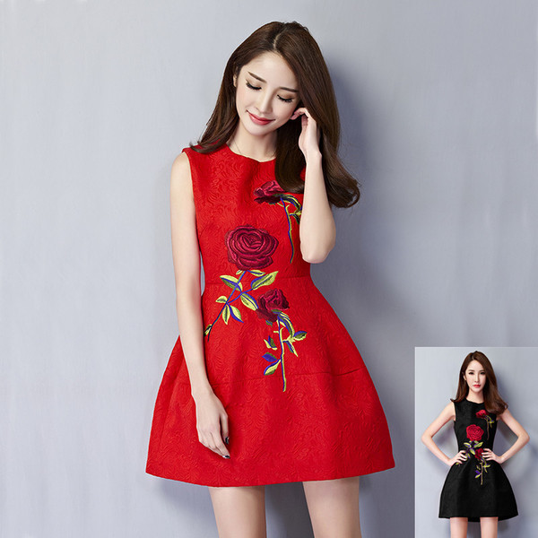 Μοναδική καλοκαιρινή γυναίκες φόρεμα αμάνικο και πολύ ενδιαφέρουσα μπουκετάκια κεντήματα