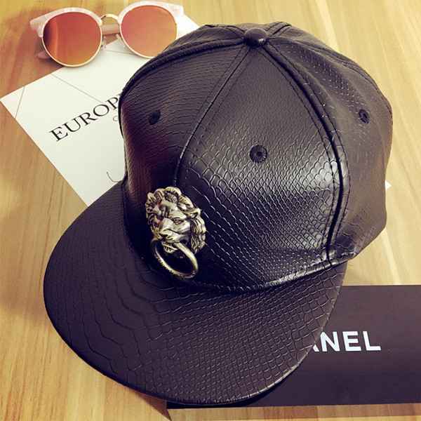 Κομψό κυρίες δερμάτινο καπέλο σε διάφορα χρώματα