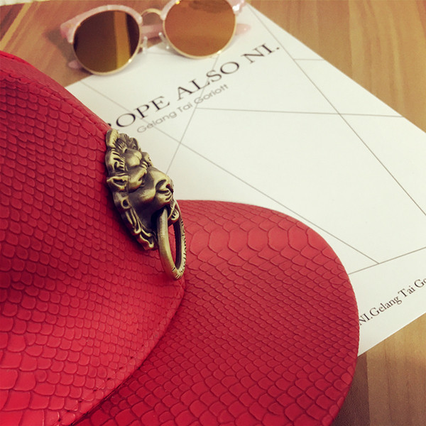 Κομψό κυρίες δερμάτινο καπέλο σε διάφορα χρώματα