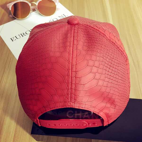 Κομψό κυρίες δερμάτινο καπέλο σε διάφορα χρώματα