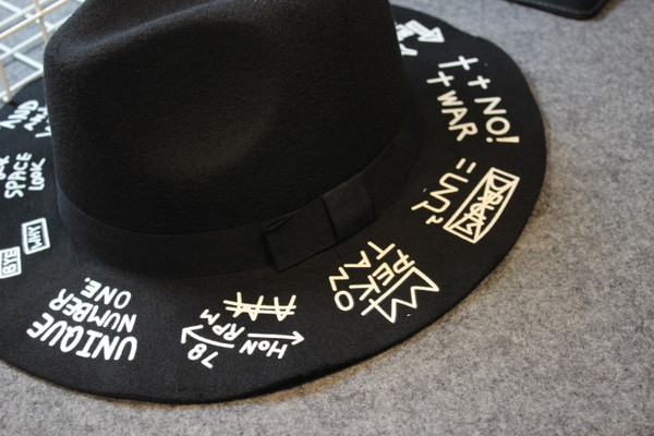 Интересна мъжка шапка с надписи