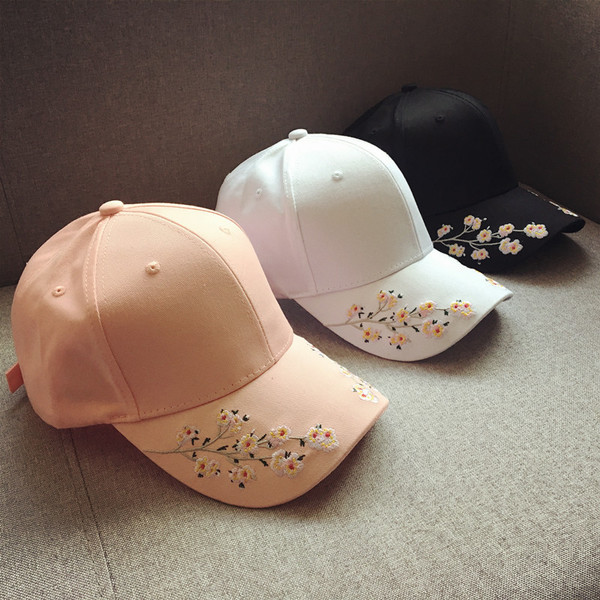 καπέλο του μπέιζμπολ κυρία με τα όμορφα κεντήματα