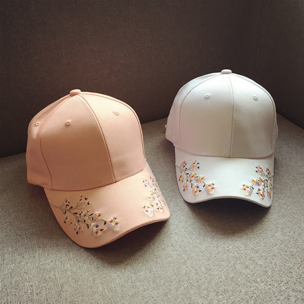 καπέλο του μπέιζμπολ κυρία με τα όμορφα κεντήματα