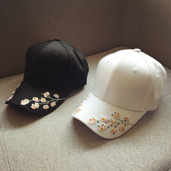 καπέλο του μπέιζμπολ κυρία με τα όμορφα κεντήματα